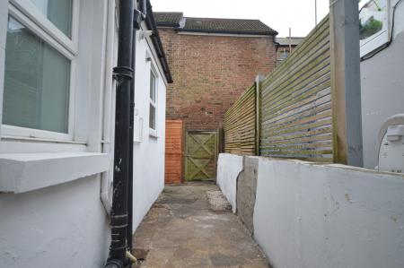 1 bedroom Flat to let in Cross Street, Worthing, BN11
