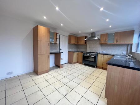 2 bedroom Terraced House to let in Northcourt Close, Rustington, BN16