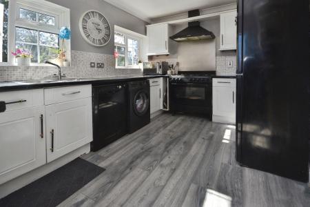 5 bedroom Detached house to let in Warren Road, Worthing, BN14