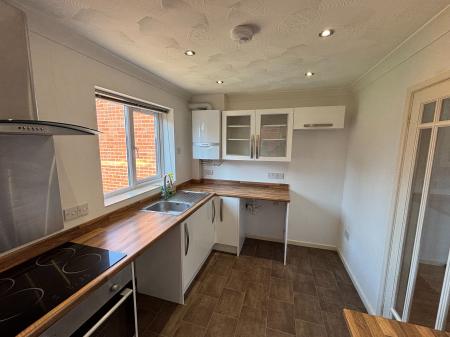 2 bedroom Semi-detached house to let in Kingfisher Close, St Peters, Worcester, WR5