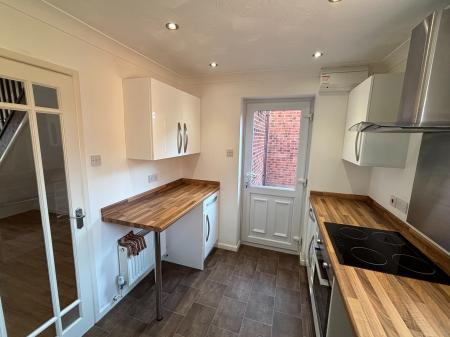 2 bedroom Semi-detached house to let in Kingfisher Close, St Peters, Worcester, WR5