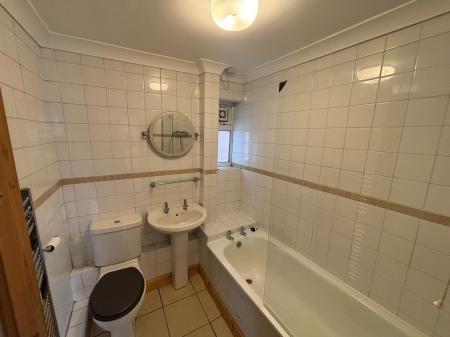 2 bedroom Flat to let in The Hill Avenue, Battenhall, Worcester, WR5