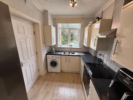 4 bedroom Semi-detached house to let in Broadway Grove, St Johns, Worcester, WR2