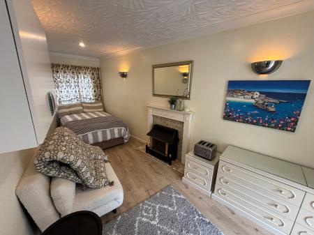 4 bedroom Semi-detached house to let in Broadway Grove, St Johns, Worcester, WR2