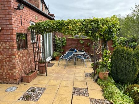 4 bedroom Semi-detached house to let in Broadway Grove, St Johns, Worcester, WR2