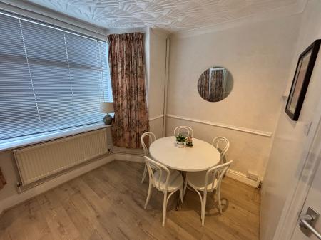 4 bedroom Semi-detached house to let in Broadway Grove, St Johns, Worcester, WR2