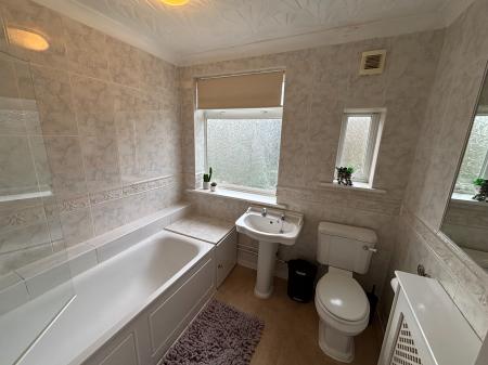 4 bedroom Semi-detached house to let in Broadway Grove, St Johns, Worcester, WR2
