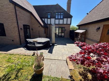 4 bedroom Detached house to let in Kingshurst Gardens, Badsey, Worcestershire, WR11