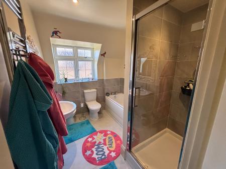 4 bedroom Detached house to let in Kingshurst Gardens, Badsey, Worcestershire, WR11
