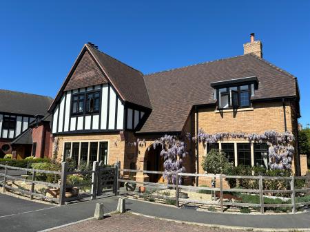 4 bedroom Detached house to let in Kingshurst Gardens, Badsey, Worcestershire, WR11
