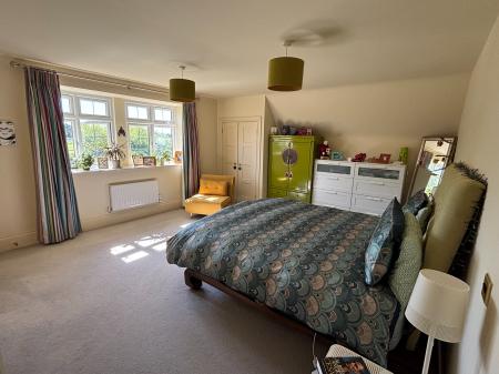 4 bedroom Detached house to let in Kingshurst Gardens, Badsey, Worcestershire, WR11