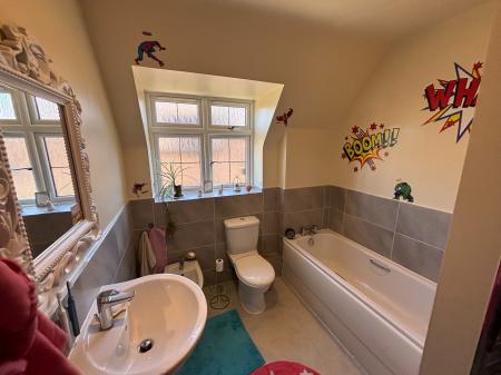 4 bedroom Detached house to let in Kingshurst Gardens, Badsey, Worcestershire, WR11