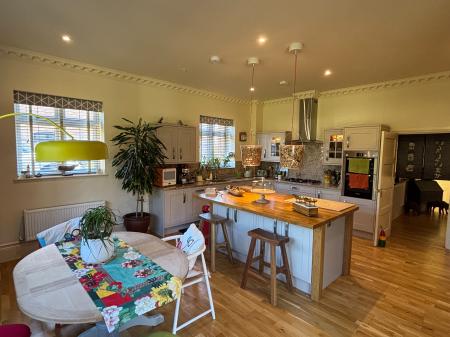 4 bedroom Detached house to let in Kingshurst Gardens, Badsey, Worcestershire, WR11