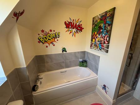 4 bedroom Detached house to let in Kingshurst Gardens, Badsey, Worcestershire, WR11