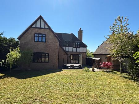 4 bedroom Detached house to let in Kingshurst Gardens, Badsey, Worcestershire, WR11