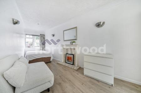 4 bedroom Semi-detached house for sale in Broadway Grove, St Johns, Worcester, WR2