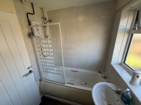 3 bedroom Semi-detached house to let in Edmonton Close, Lower Wick, Worcester, WR2