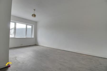 2 bedroom Flat to let in Bloomhill Road, Moorends, Doncaster, DN8