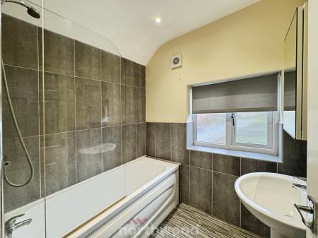 4 bedroom Semi-detached house to let in High Hazel Road, Moorends, Doncaster, DN8