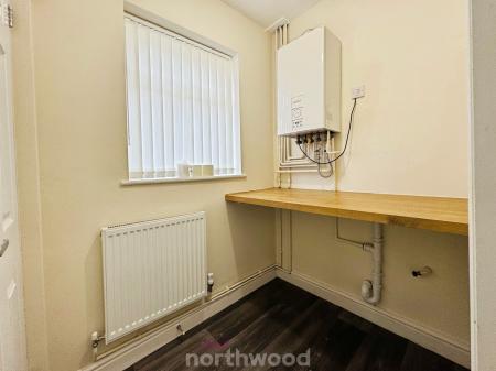 4 bedroom Semi-detached house to let in High Hazel Road, Moorends, Doncaster, DN8