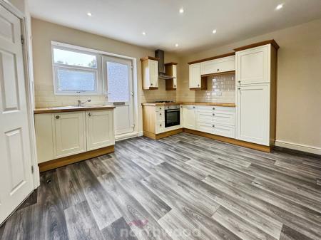 4 bedroom Semi-detached house to let in High Hazel Road, Moorends, Doncaster, DN8