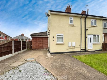 4 bedroom Semi-detached house to let in High Hazel Road, Moorends, Doncaster, DN8