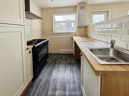 4 bedroom Semi-detached house to let in High Hazel Road, Moorends, Doncaster, DN8