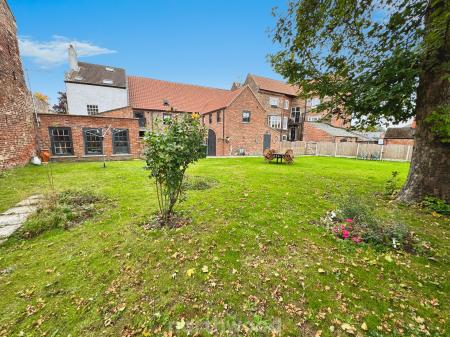 4 bedroom Coach House for sale in Bridge Street, Thorne, Doncaster, DN8