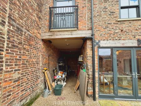 4 bedroom Coach House for sale in Bridge Street, Thorne, Doncaster, DN8