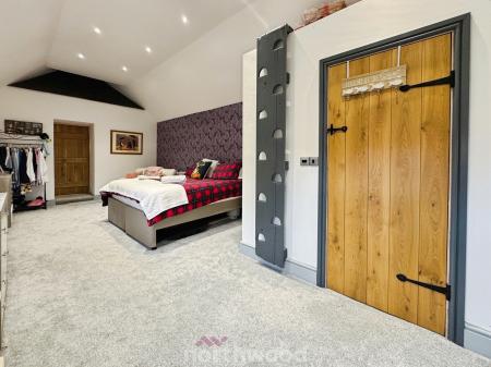 4 bedroom Coach House for sale in Bridge Street, Thorne, Doncaster, DN8