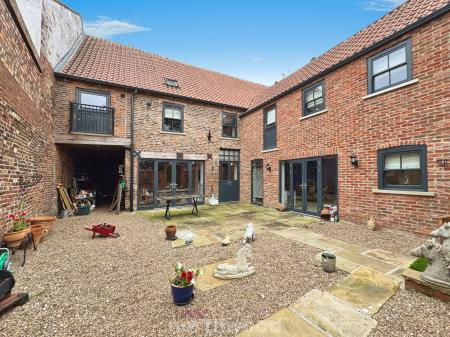 4 bedroom Coach House for sale in Bridge Street, Thorne, Doncaster, DN8