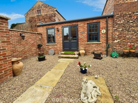 4 bedroom Coach House for sale in Bridge Street, Thorne, Doncaster, DN8