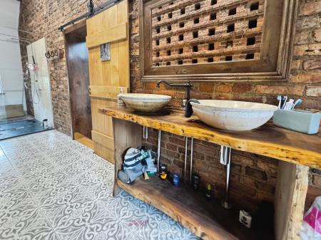 4 bedroom Coach House for sale in Bridge Street, Thorne, Doncaster, DN8