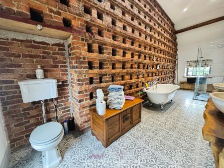 4 bedroom Coach House for sale in Bridge Street, Thorne, Doncaster, DN8