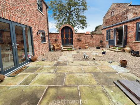 4 bedroom Coach House for sale in Bridge Street, Thorne, Doncaster, DN8