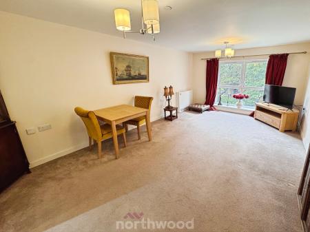 2 bedroom Flat for sale in Church Street, Thorne, Doncaster, DN8