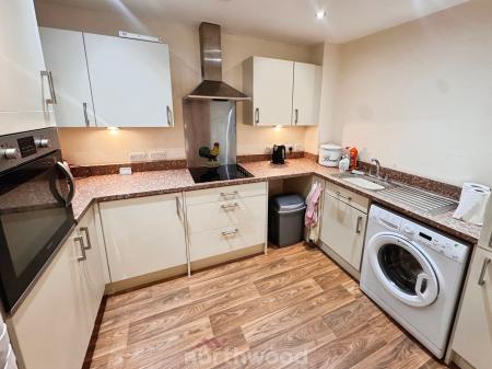2 bedroom Flat for sale in Church Street, Thorne, Doncaster, DN8
