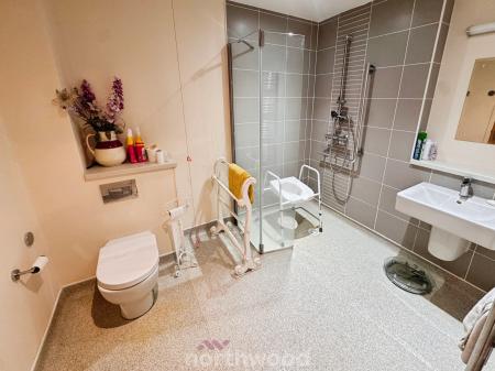 2 bedroom Flat for sale in Church Street, Thorne, Doncaster, DN8