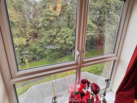 2 bedroom Flat for sale in Church Street, Thorne, Doncaster, DN8