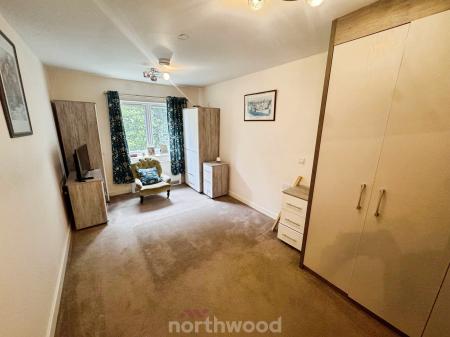 2 bedroom Flat for sale in Church Street, Thorne, Doncaster, DN8