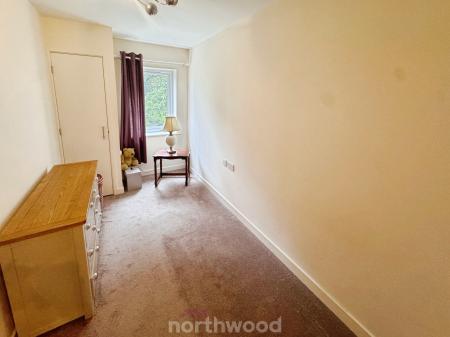 2 bedroom Flat for sale in Church Street, Thorne, Doncaster, DN8