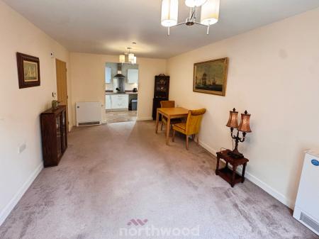 2 bedroom Flat for sale in Church Street, Thorne, Doncaster, DN8