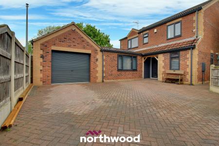 4 bedroom Detached house for sale in Kingsmede, Moorends, Doncaster, DN8