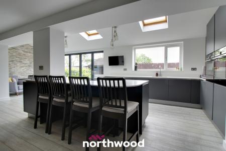 4 bedroom Detached house for sale in Kingsmede, Moorends, Doncaster, DN8