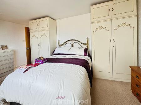 2 bedroom Semi-detached house for sale in Newholme Drive, Moorends, Doncaster, DN8