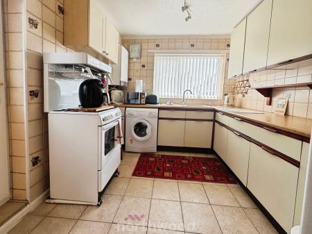 2 bedroom Semi-detached house for sale in Newholme Drive, Moorends, Doncaster, DN8