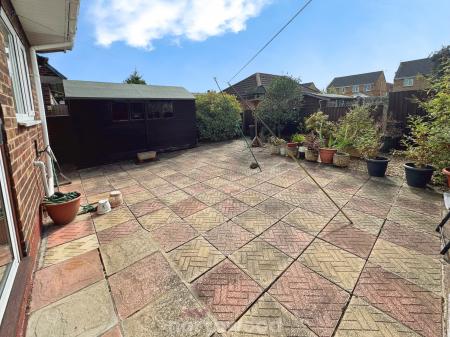 2 bedroom Semi-detached house for sale in Newholme Drive, Moorends, Doncaster, DN8