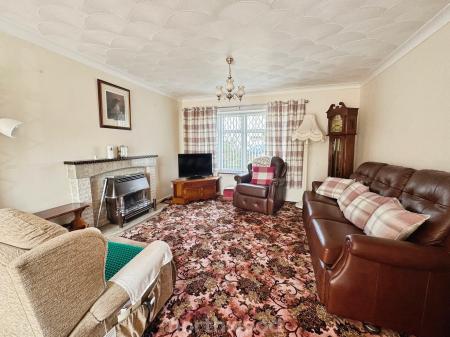 2 bedroom Semi-detached house for sale in Newholme Drive, Moorends, Doncaster, DN8