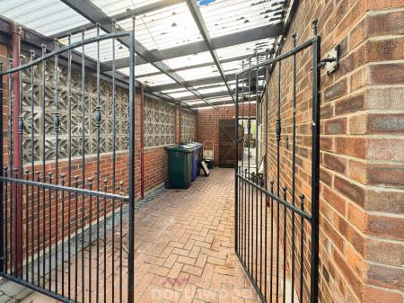 2 bedroom Semi-detached house for sale in Newholme Drive, Moorends, Doncaster, DN8