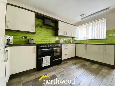 3 bedroom Semi-detached bungalow for sale in Redland Crescent, Thorne, DN8